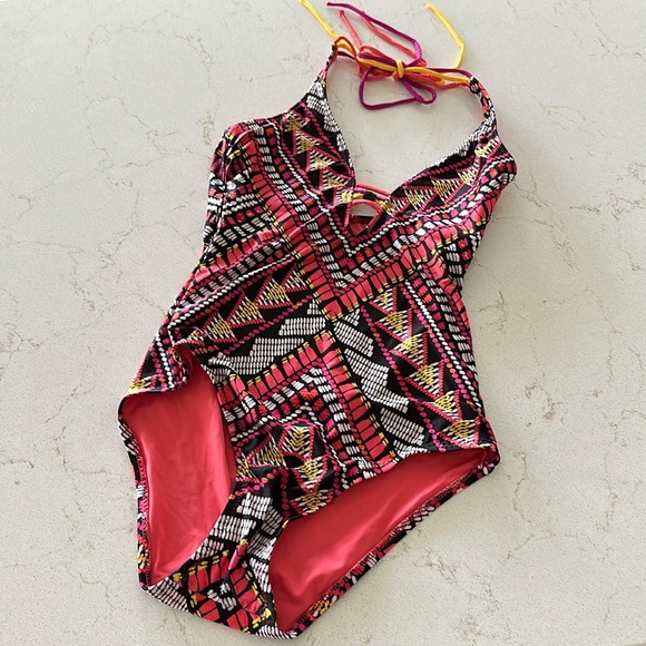 BECCA Other - Colorful n fun one-piece bathing suit!